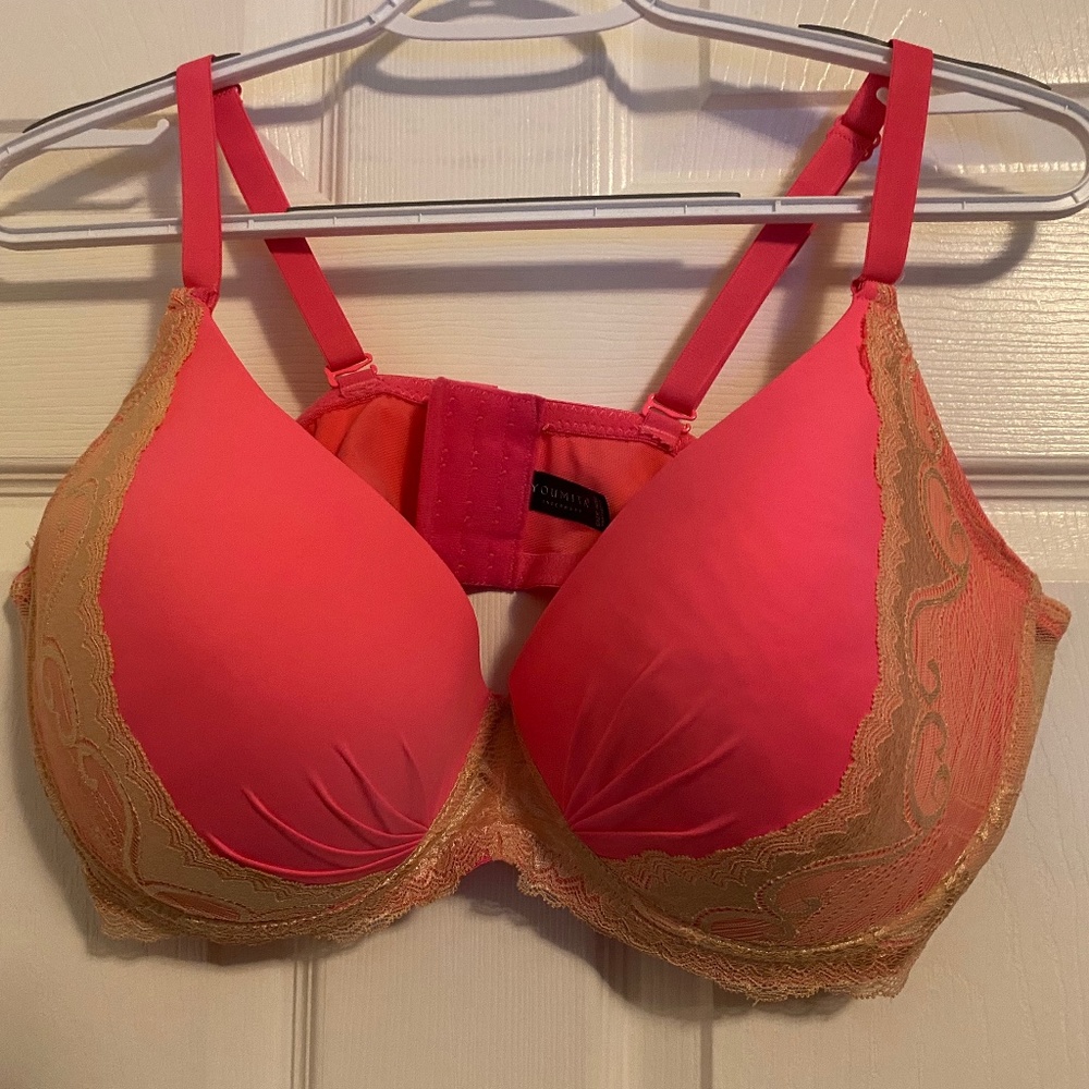 Beautiful hot pink bra size 44 ddd but fits more like a 44dd
